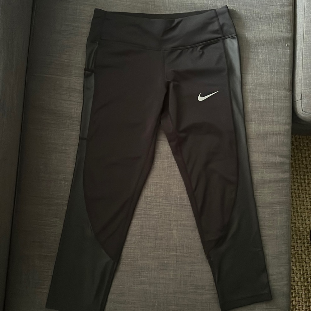 Nike Dri-fit mid rise cropped leggings with side and back pockets